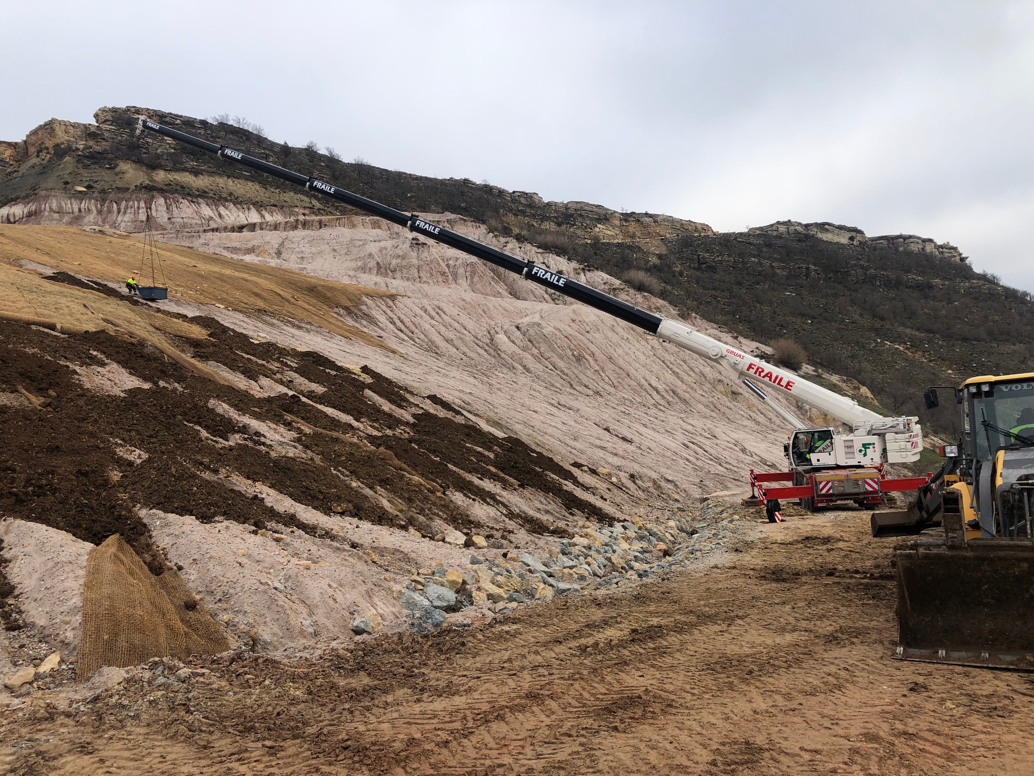 The restoration works in Peñalén do not stop! Progress in the construction of the Talud Royal and the restitution of soils